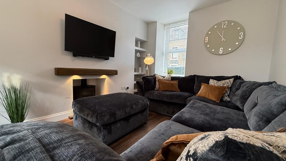 Communal lounge/ TV room, TV and multimedia, Living room, Seating area, Evening entertainment