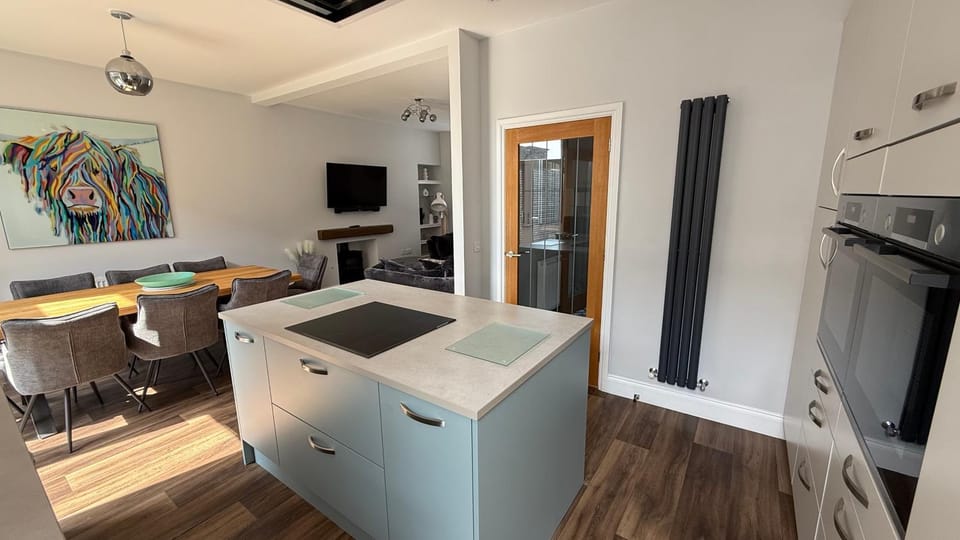 Kitchen or kitchenette, Dining area, oven, stove