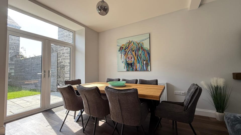 Seating area, Dining area