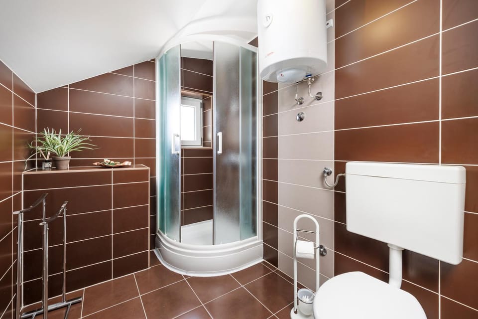 Shower, Toilet, Bathroom, towels