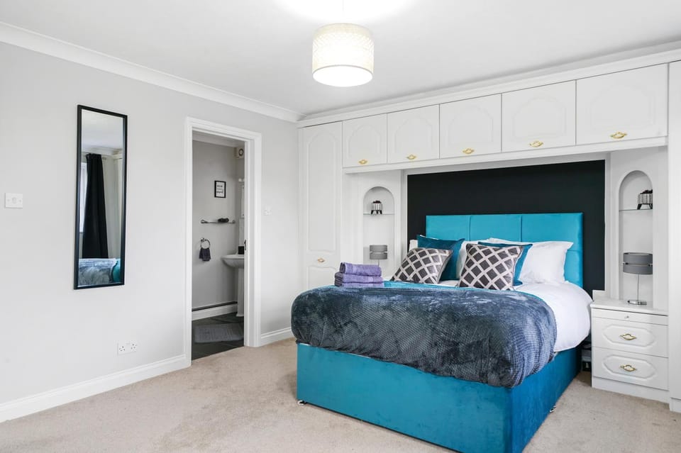 Detached 6 Bedroom Cambridgeshire Abode - Pets House in South Cambridgeshire District