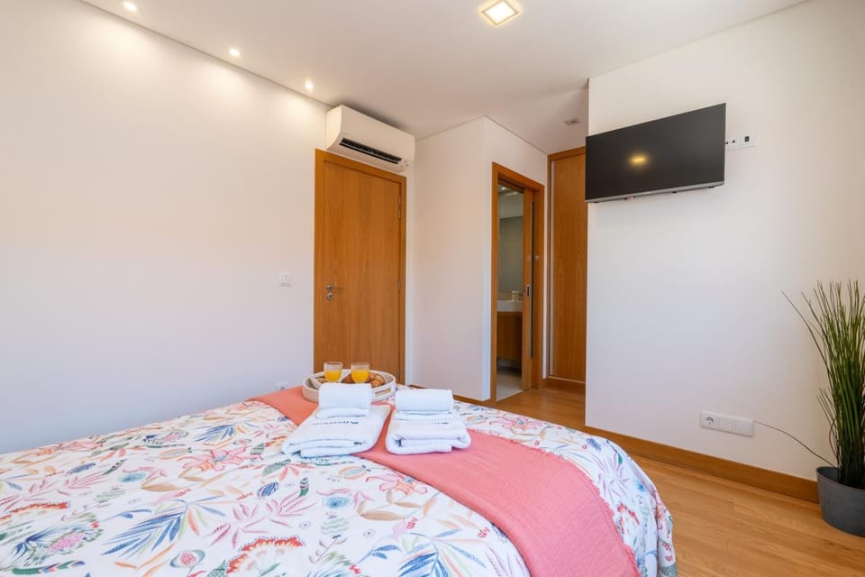 Bed, TV and multimedia, Bedroom, towels, wardrobe, air conditioner