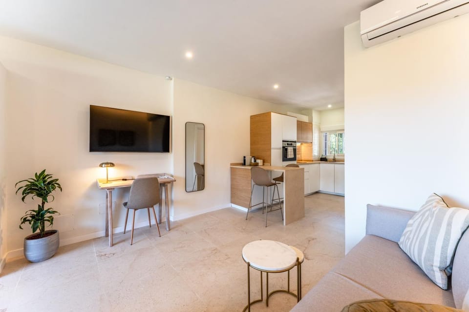TV and multimedia, Coffee/tea facilities, Kitchen or kitchenette, Living room, Seating area, Dining area, oven, air conditioner