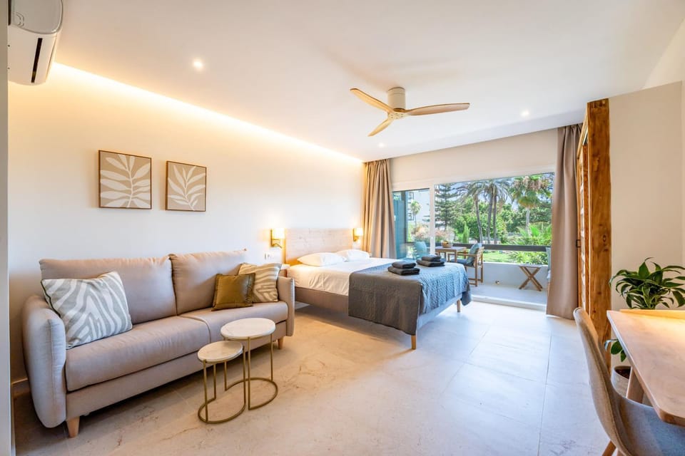 Bed, Living room, Photo of the whole room, Seating area, Bedroom, air conditioner