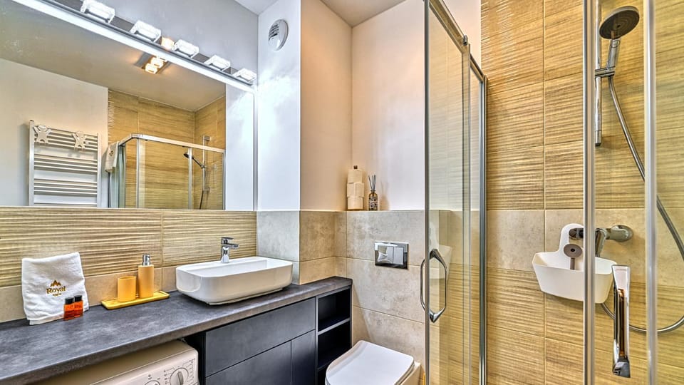 Shower, Toilet, Bathroom, towels