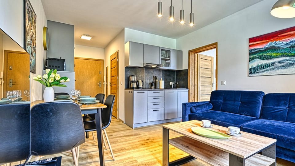 Kitchen or kitchenette, Seating area, Dining area, stove