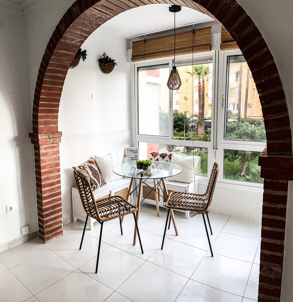 Day, Seating area, Dining area
