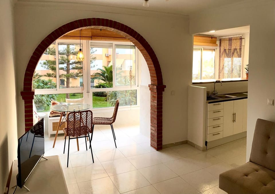 Kitchen or kitchenette, Living room, Seating area, Dining area