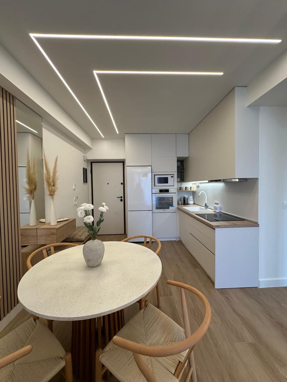 Kitchen or kitchenette, Dining area, minibar, oven, stove