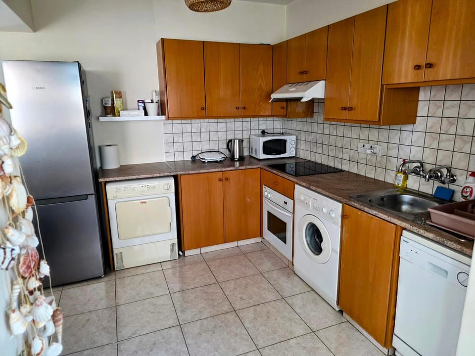 Kitchen or kitchenette, dishwasher, oven, stove, toaster, washing machine