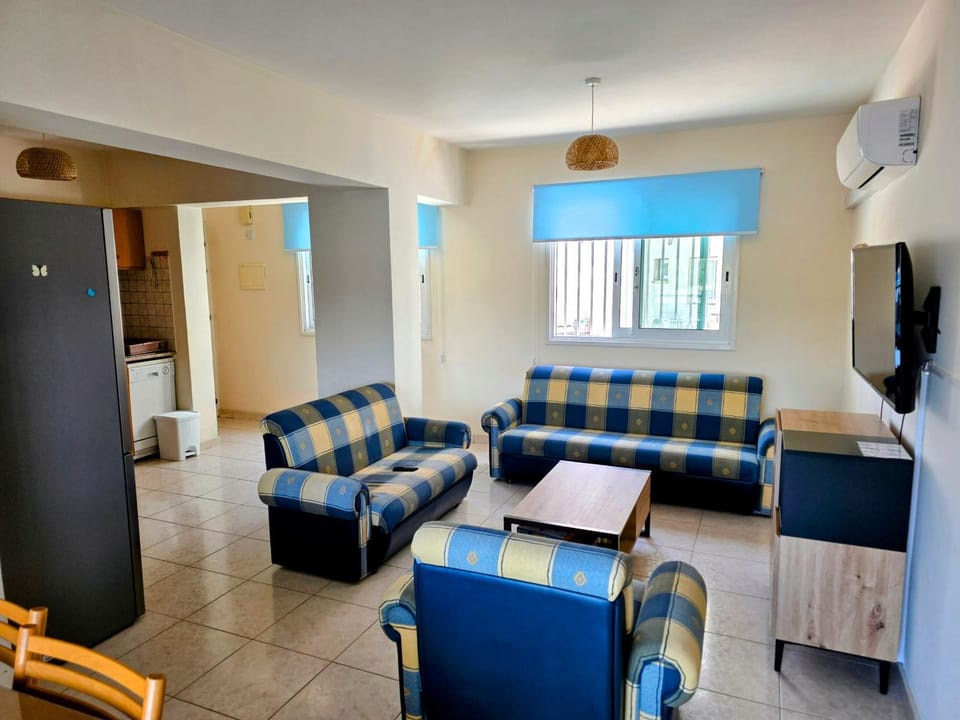 Living room, Seating area, Evening entertainment, air conditioner