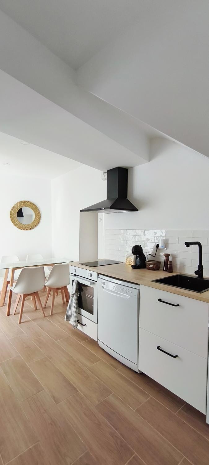 Coffee/tea facilities, Kitchen or kitchenette, Dining area, stove