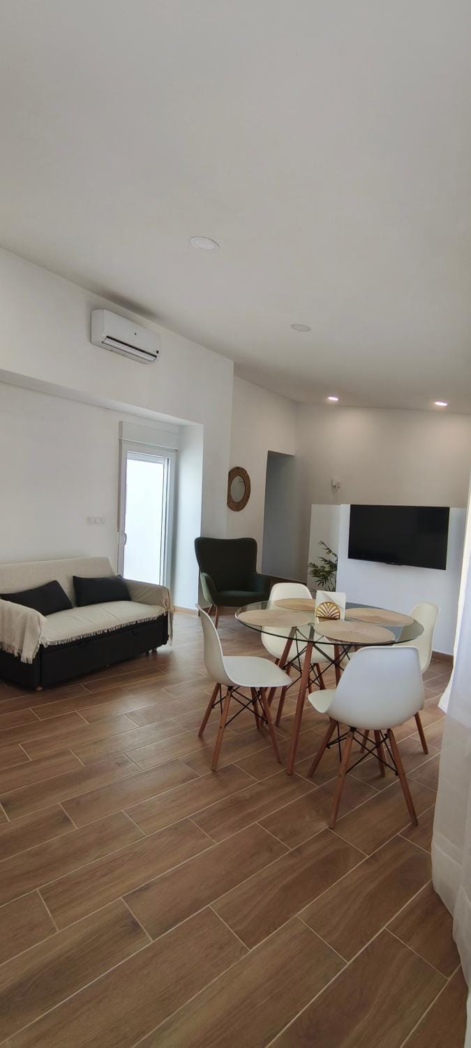 TV and multimedia, Living room, Seating area, Dining area, air conditioner