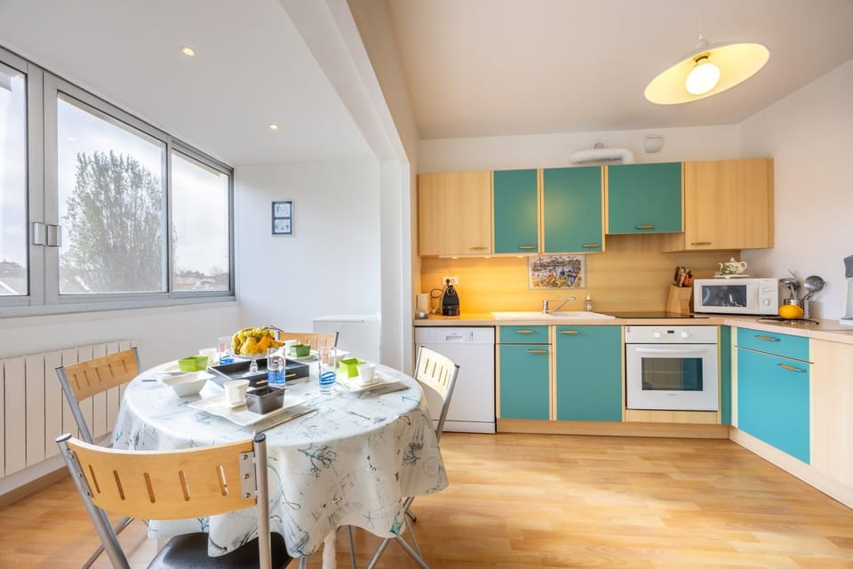 Property building, Kitchen or kitchenette, Living room