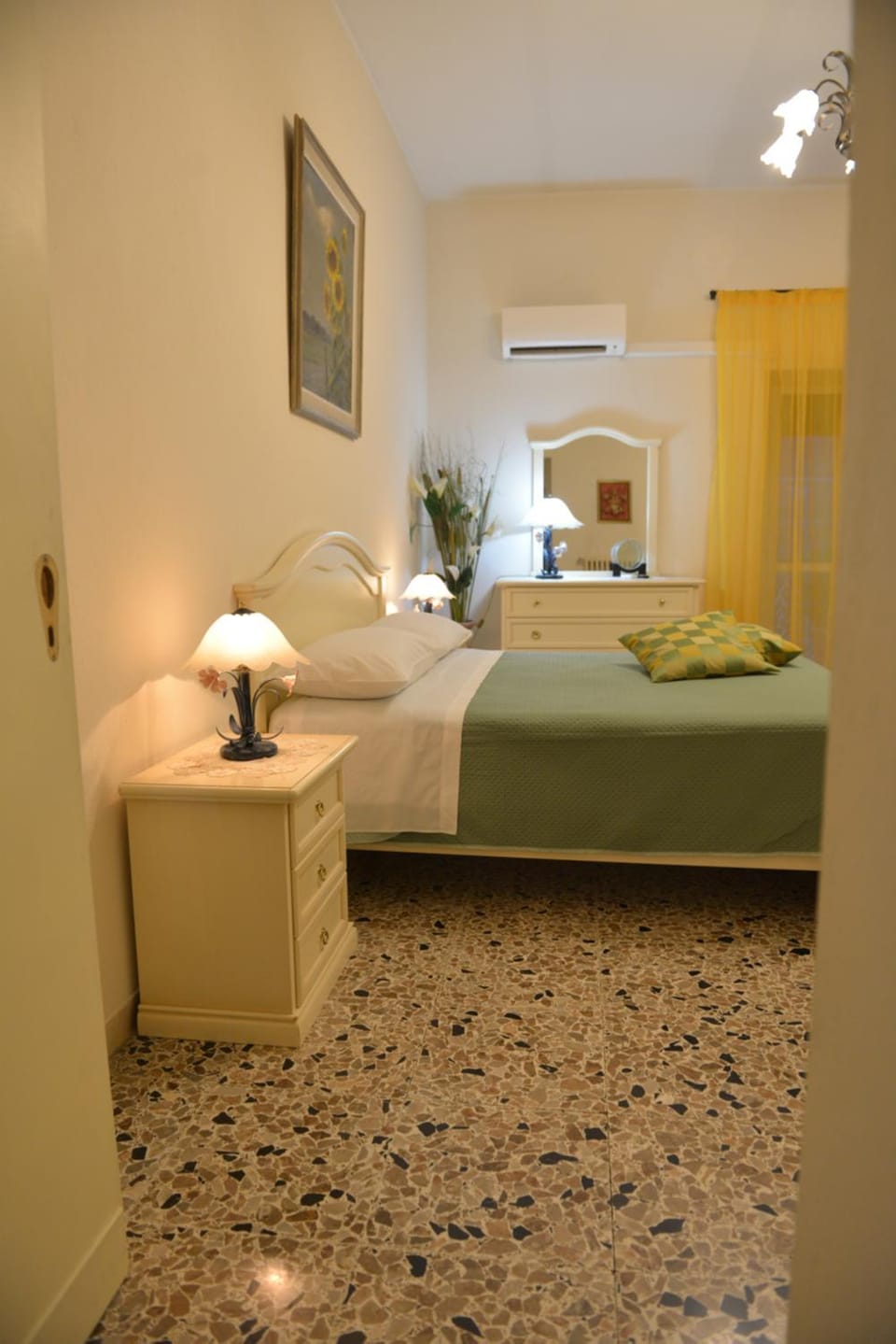 Bed, Photo of the whole room, Evening entertainment, Bedroom, Sunset, Family, wedding, air conditioner