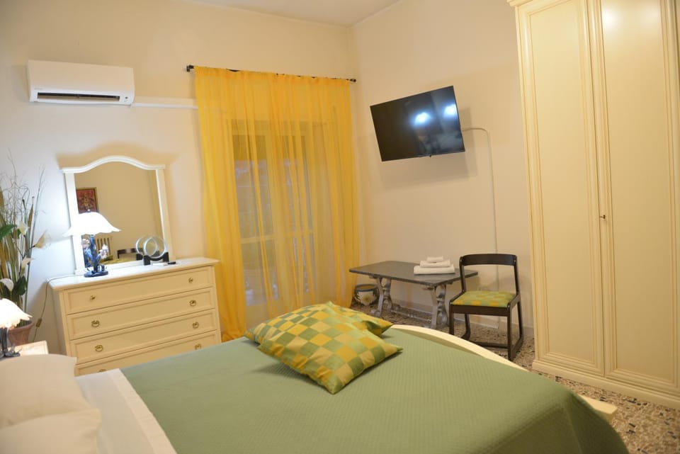Bed, TV and multimedia, Bedroom, wardrobe, air conditioner