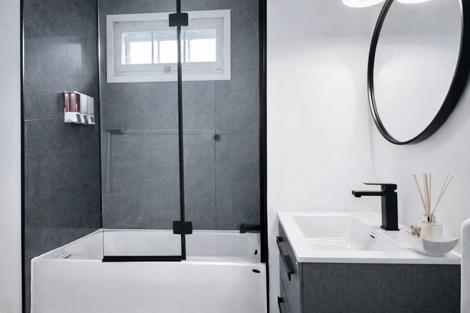 The Royal d'Antan 8 people Parking Apartment in Quebec City