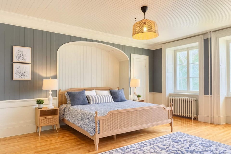 The Royal d'Antan 8 people Parking Apartment in Quebec City