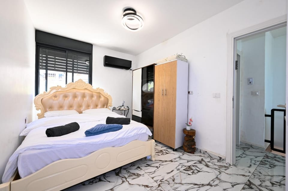 Bed, TV and multimedia, Photo of the whole room, Bedroom, wardrobe, air conditioner