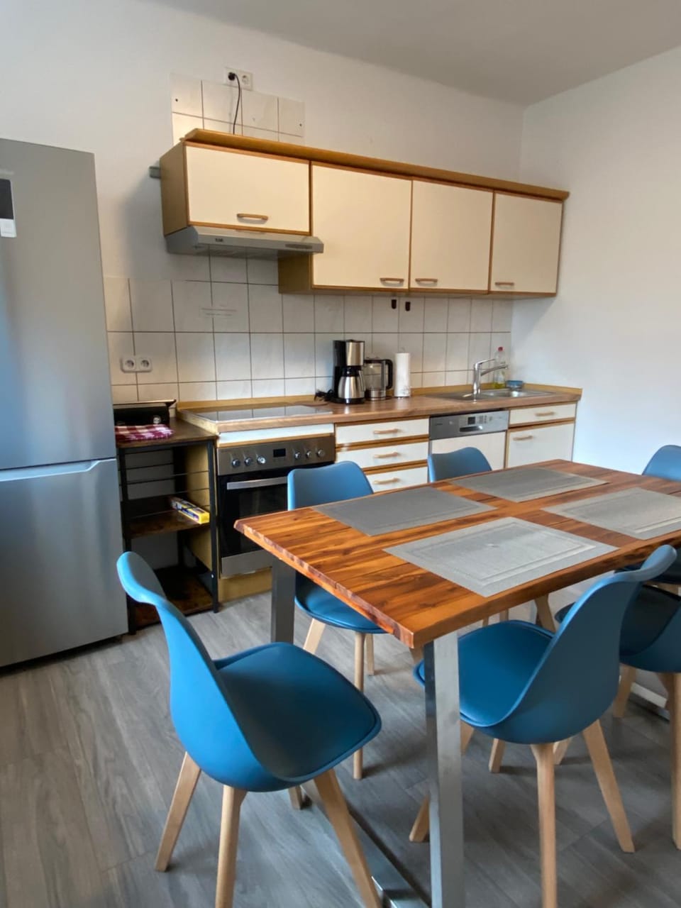 Kitchen or kitchenette, Seating area, Dining area, oven, stove