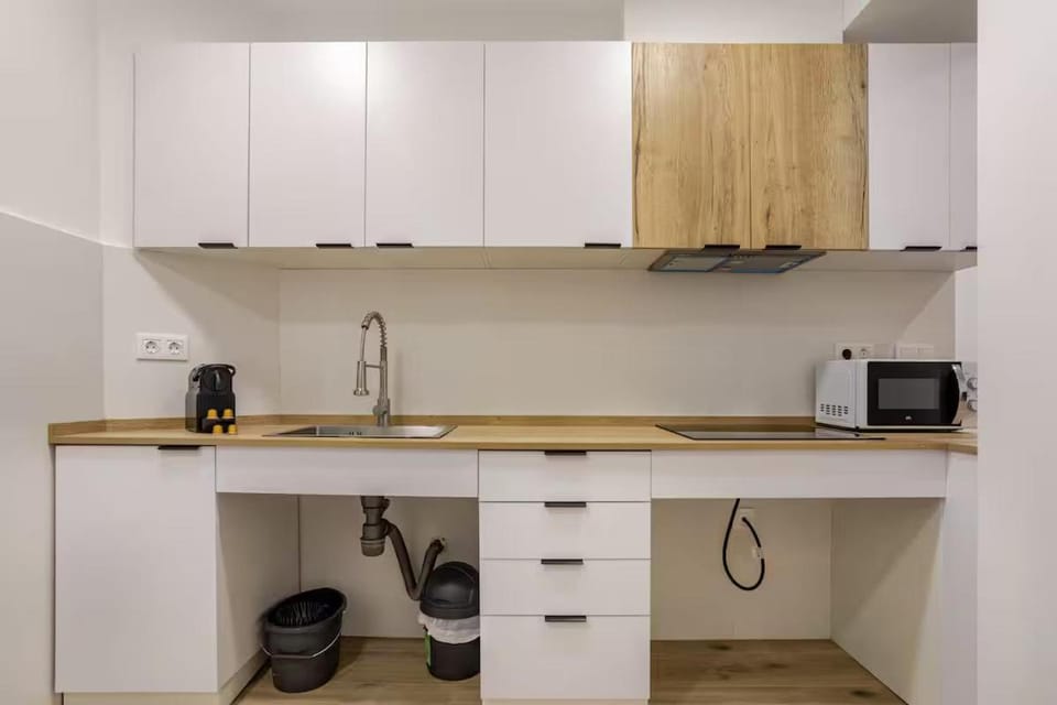 Kitchen or kitchenette, microwave, stove