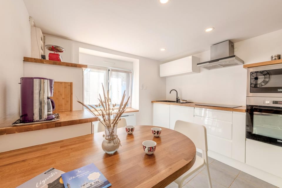 Property building, Kitchen or kitchenette, Living room