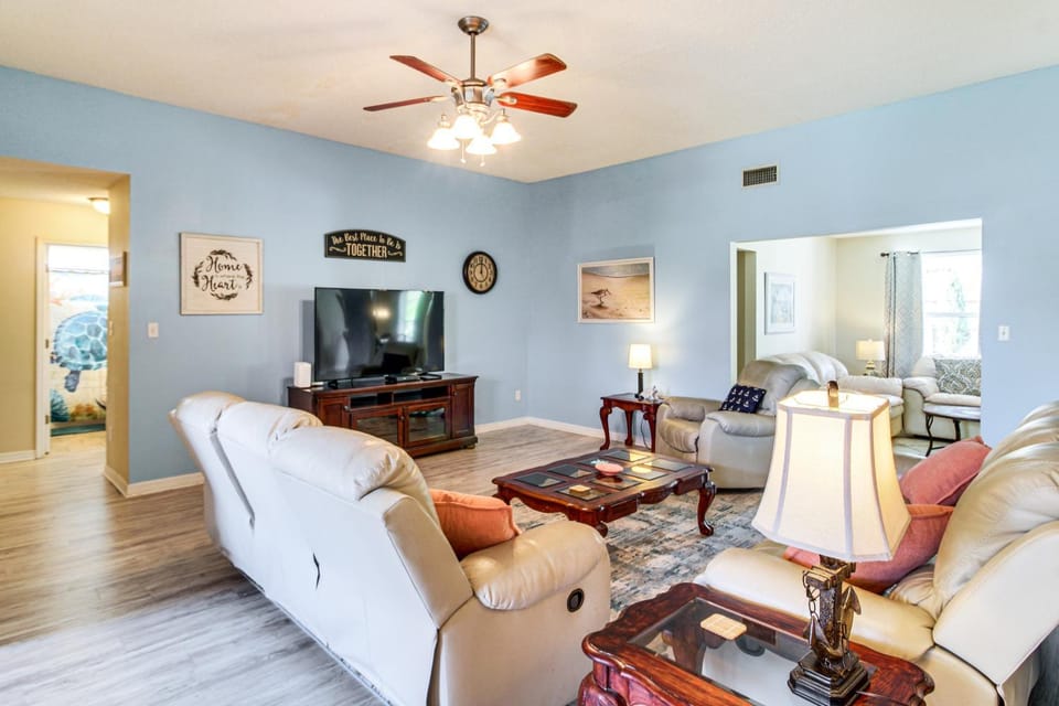 Outdoor Oasis: Group Getaway in Pensacola! House in Alabama
