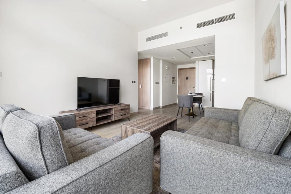 Communal lounge/ TV room, TV and multimedia, Living room, Seating area, Evening entertainment, air conditioner
