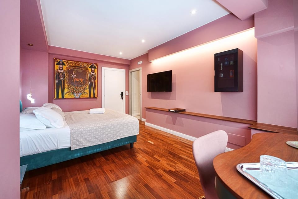 Bed, TV and multimedia, Photo of the whole room, Bedroom