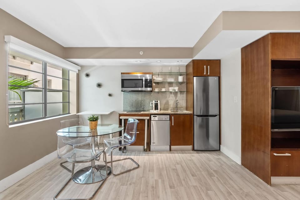Kitchen or kitchenette, Dining area