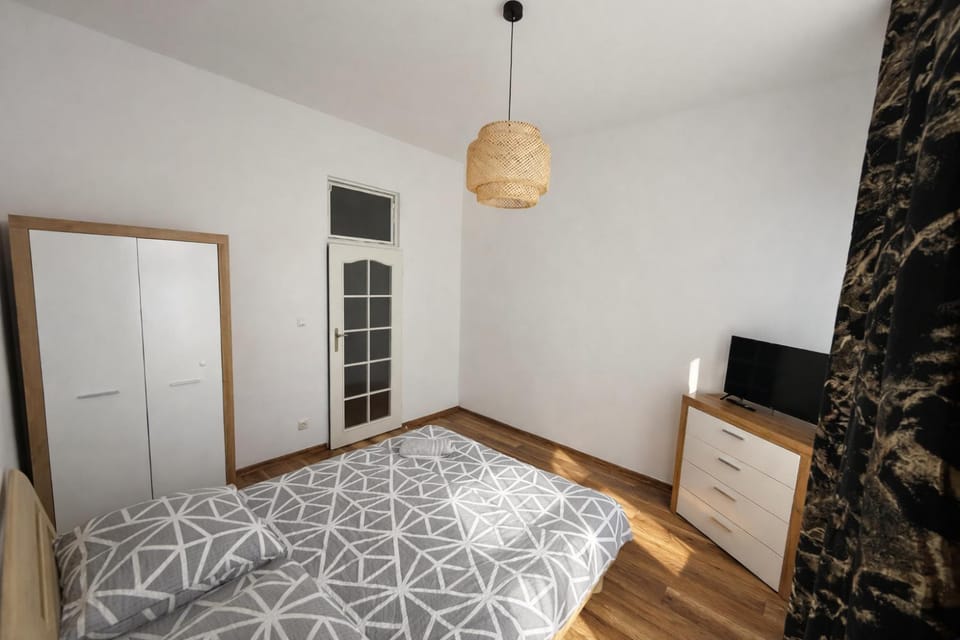 Bed, Seating area, Bedroom