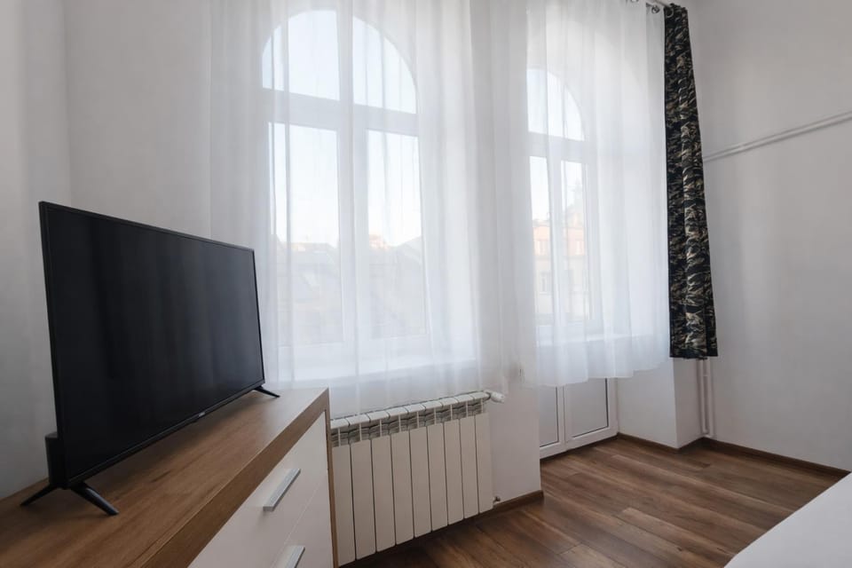 TV and multimedia, Seating area, Bedroom
