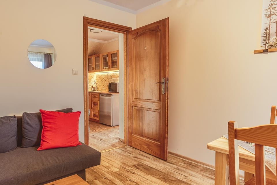 Kitchen or kitchenette, Living room, Seating area, Dining area