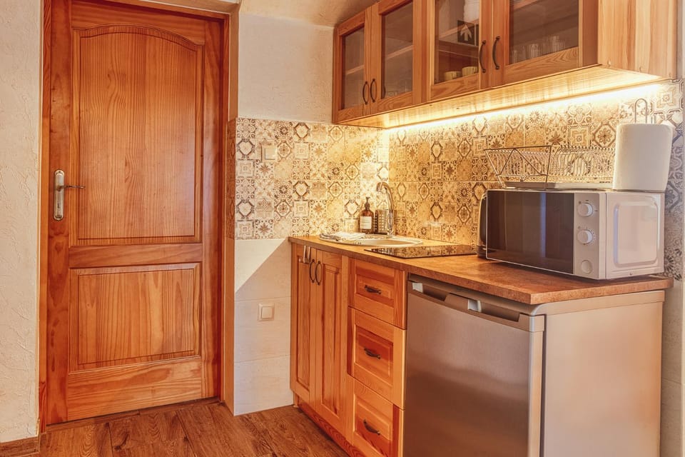 Kitchen or kitchenette, microwave, oven, stove