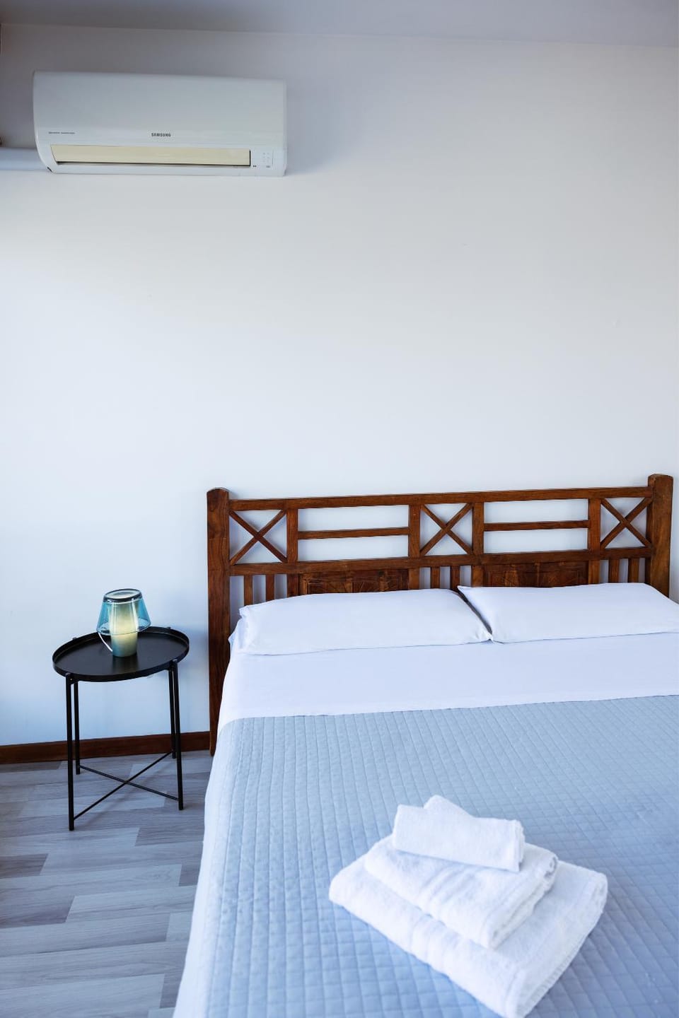 Bed, Bedroom, towels, air conditioner