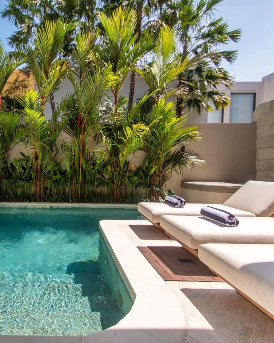 Swimming pool, sunbed
