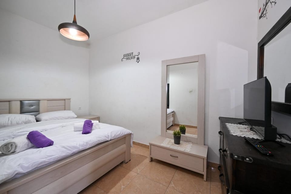 Bed, TV and multimedia, Photo of the whole room, Bedroom, towels