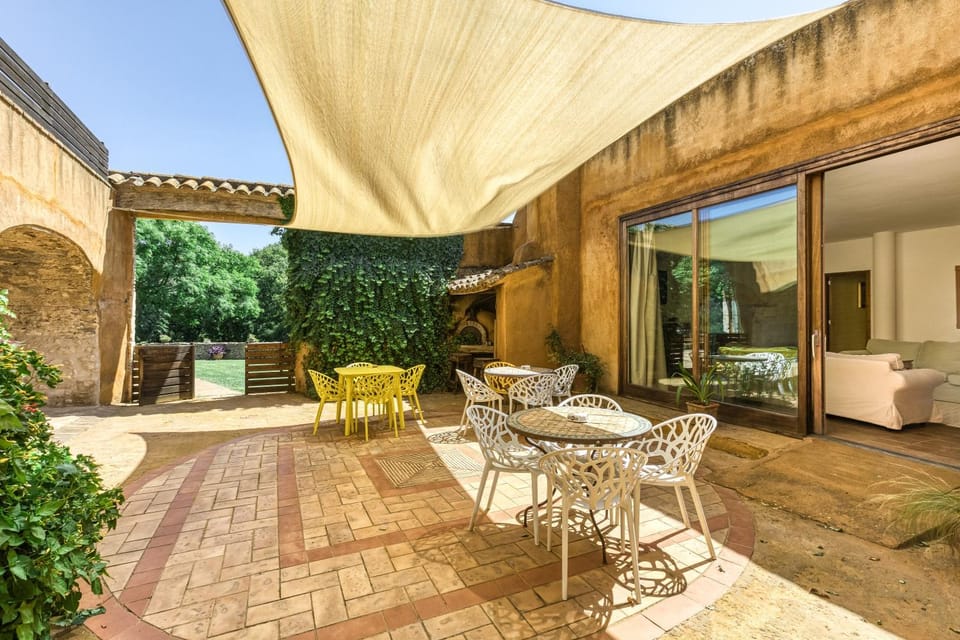 Property building, Balcony/Terrace, Living room