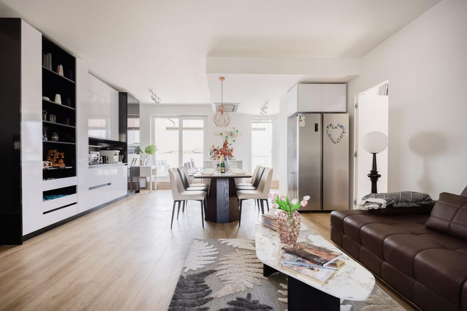 Kitchen or kitchenette, Living room, Seating area, Dining area