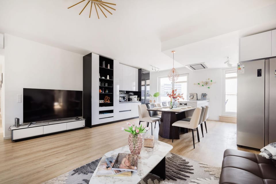 Kitchen or kitchenette, Living room, Dining area