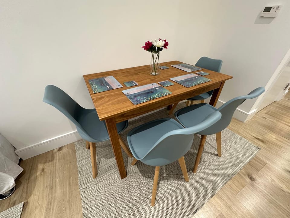 London Luton Airport Luxury Midland Apartments - GATED PARKING - Balcony - Sleeps 4 Apartment in Luton