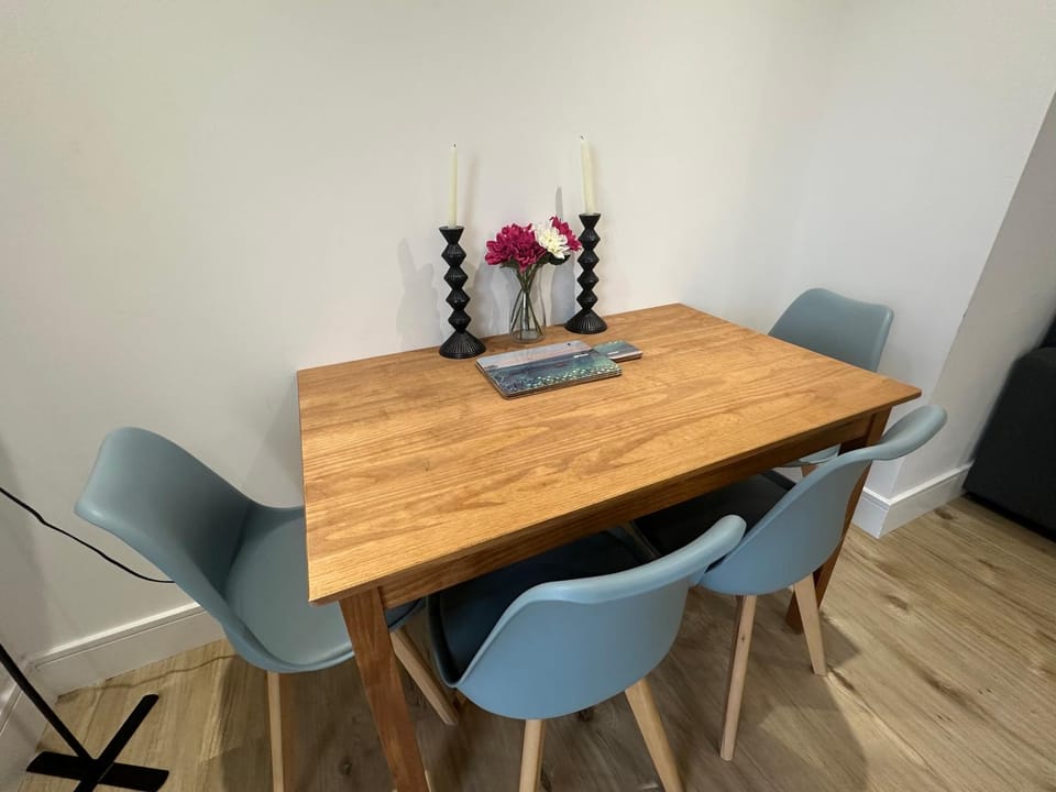 London Luton Airport Luxury Midland Apartments - GATED PARKING - Balcony - Sleeps 4 Apartment in Luton