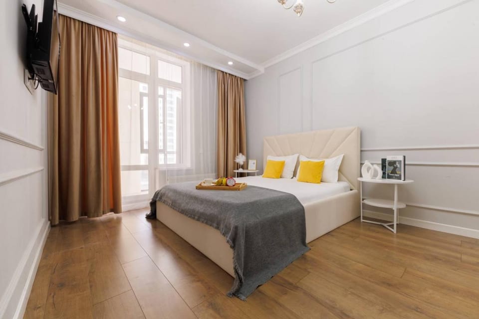 Bed, TV and multimedia, Photo of the whole room, Bedroom