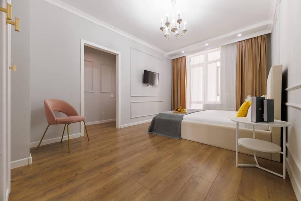 Bed, TV and multimedia, Bedroom