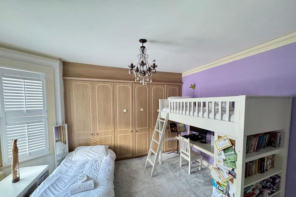 Beautifully Presented 4-Bed in Sought-After Ealing House in Brentford
