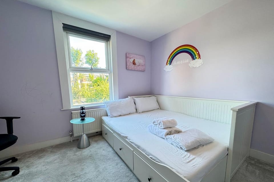 Beautifully Presented 4-Bed in Sought-After Ealing House in Brentford
