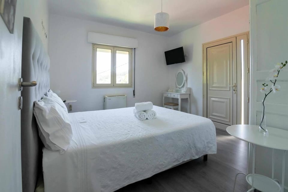 Bed, TV and multimedia, View (from property/room), Decorative detail, Bedroom