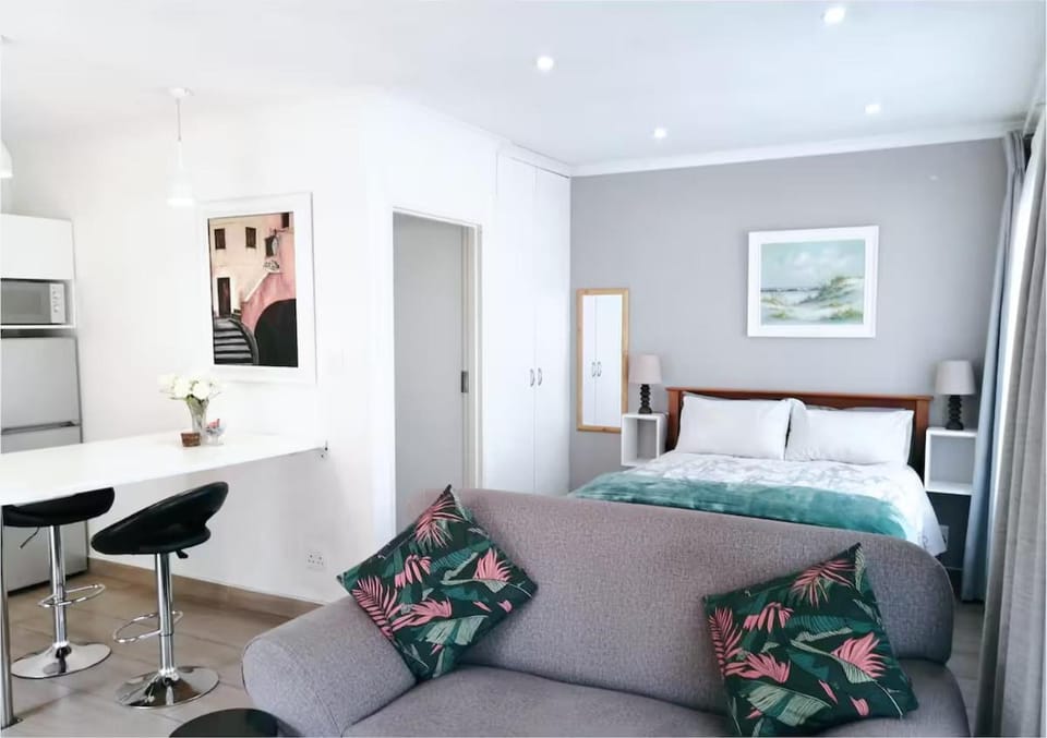 Central, Secure & Stylish Stay in Randhart Vacation rental in Gauteng