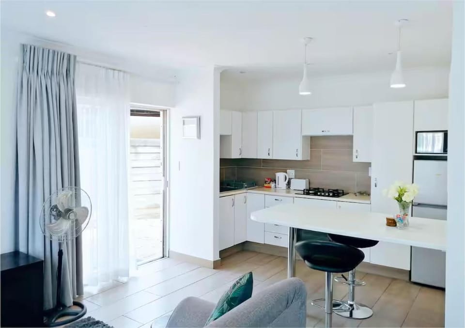 Central, Secure & Stylish Stay in Randhart Vacation rental in Gauteng