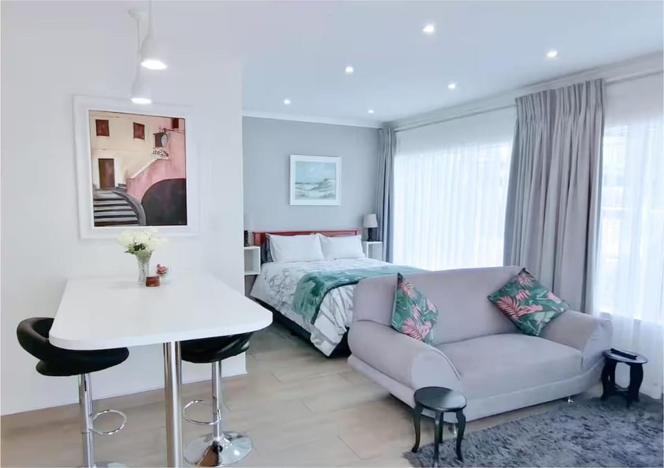 Central, Secure & Stylish Stay in Randhart Vacation rental in Gauteng